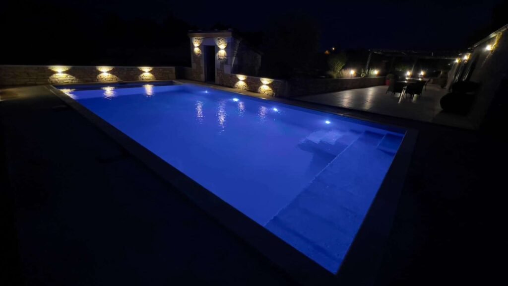 piscine la nuit éclairée par des leds